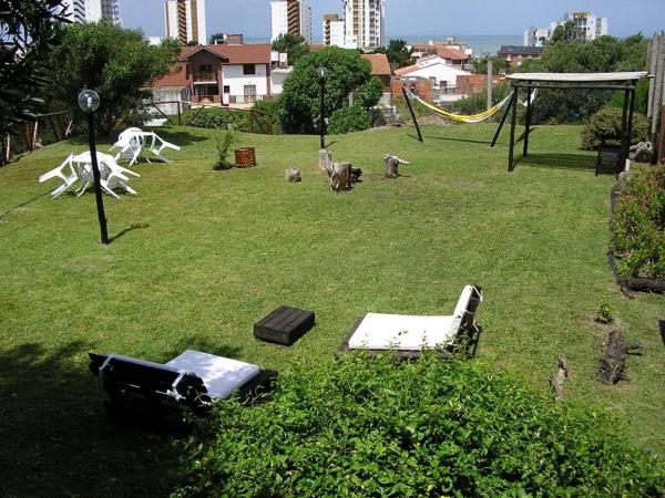un parque con parque infantil con hamaca y animales en Complex Sun set en Villa Gesell