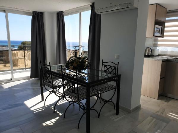 una mesa negra y sillas en una cocina con ventana en Skol 617 Beachfront Two-bedrooms Duplex With Sea Views, en Marbella