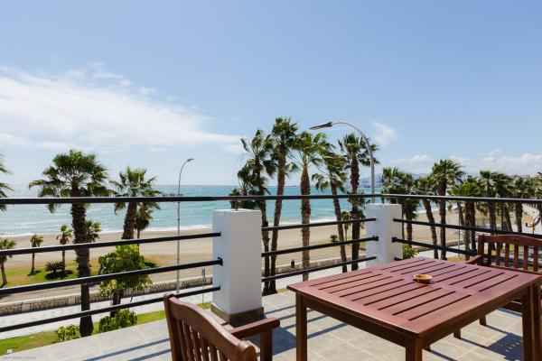- Balcón con mesa y sillas y vistas a la playa en Loft con gran terraza en primera linea de playa, en Málaga