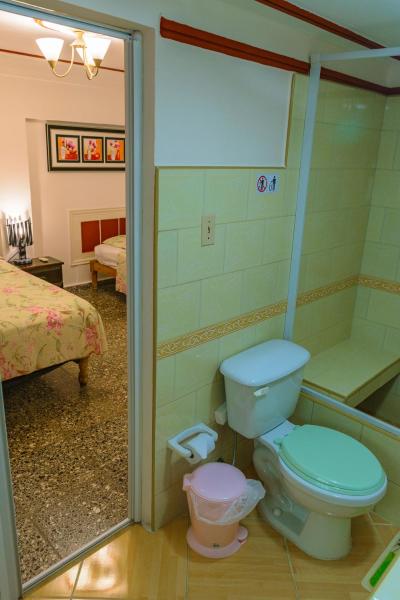 - Baño con aseo en una habitación en Casayai, en La Habana