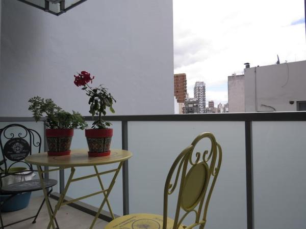 - Balcón con mesa y sillas y vistas a la ciudad en Departamento en Torre de Alta Categoría con Amenities Excelente Ubicación en Recoleta en Buenos Aires