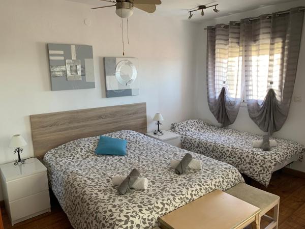 2 camas en un dormitorio con almohadas azules.  en Palm Beach 8th - La Carihuela, en Torremolinos
