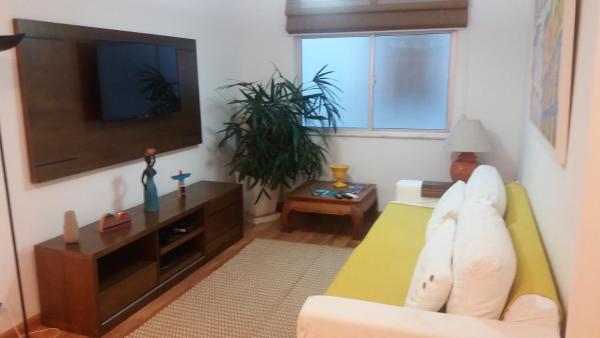 Una televisión o centro de entretenimiento en Lindo apartamento no coração de Ipanema