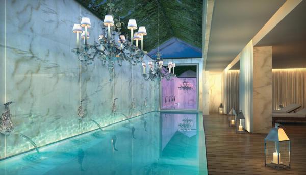 una piscina con una lámpara de araña en una habitación en Yoo Apartamento - Rental Club, en Punta del Este