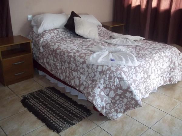 1 dormitorio con cama, mesita de noche y cama sidx sidx en Posada Iguazu Royal en Puerto Iguazú