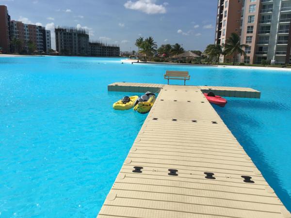 una piscina con 2 personas en un muelle al agua en El Eden en Cancún incluye lancha, en Cancún