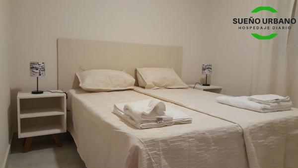 Una cama o camas en una habitación de SUEÑO URBANO