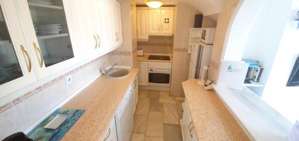 una pequeña cocina con armarios blancos y fregadero en Skol 708 Fantastic 2 Bedroom Apartment For Holiday Rentals, en Marbella