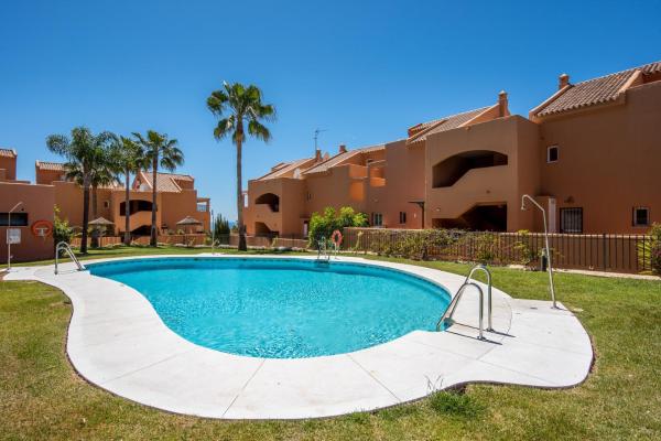 una piscina en un patio frente a una casa en Santa Maria Marbella, en Marbella