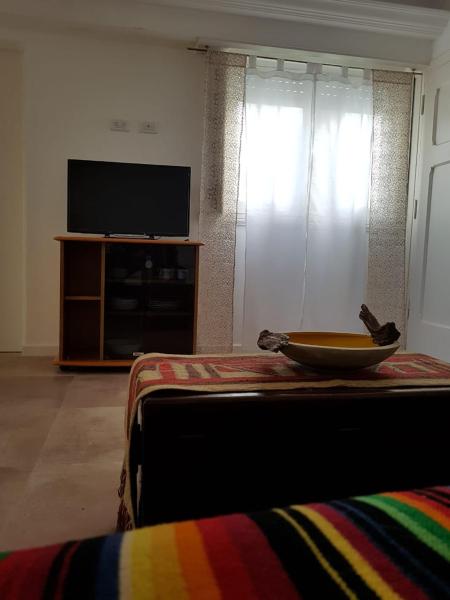 una sala de estar con TV y un bol en la cama en Hermoso departamento en zona residencial y polo cervecero en Mar del Plata