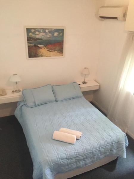 1 dormitorio con 1 cama con 2 toallas en Aqua Hotel, en Punta del Este