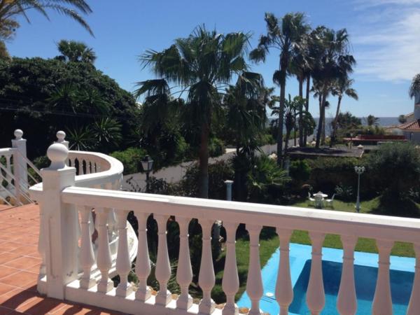 Un balcón o terraza de Exclusive villa El Mesidor Puerto Banus Marbella