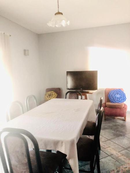 comedor con mesa blanca y sillas en Amplio Departamento Familiar en San José en Mendoza