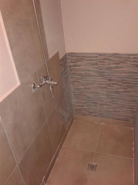 baño con ducha y puerta de cristal en IDEAL Y UBICADISIMO A Mts de paseo ARISTIDES . en Mendoza