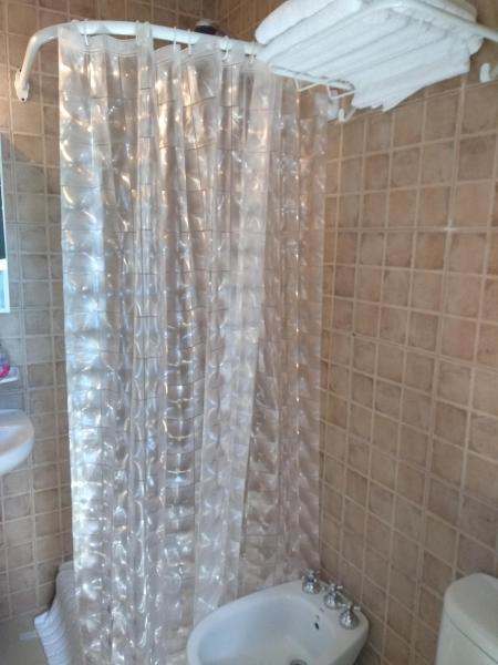 y baño con cortina de ducha y lavamanos. en TU RINCON EN LA PATAGONIA en San Martín de los Andes