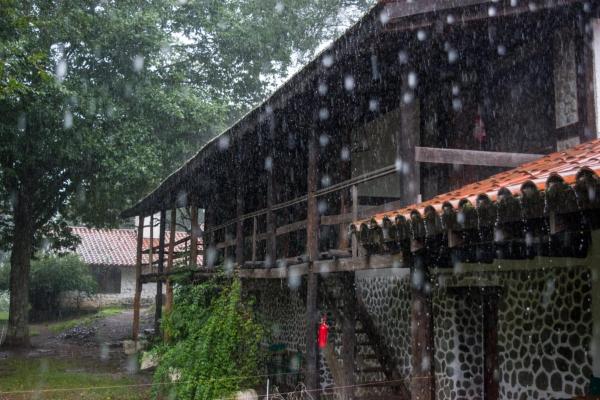 Un edificio bajo la lluvia con gotas de lluvia. en Estancia San Miguel, en Villa Yacanto