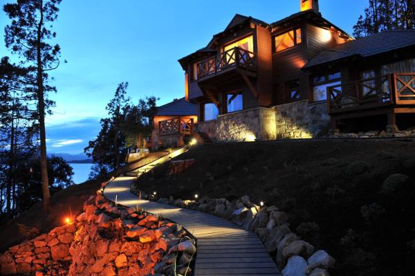 una casa con un camino que conduce a un edificio en Charming Luxury Lodge & Private Spa en San Carlos de Bariloche