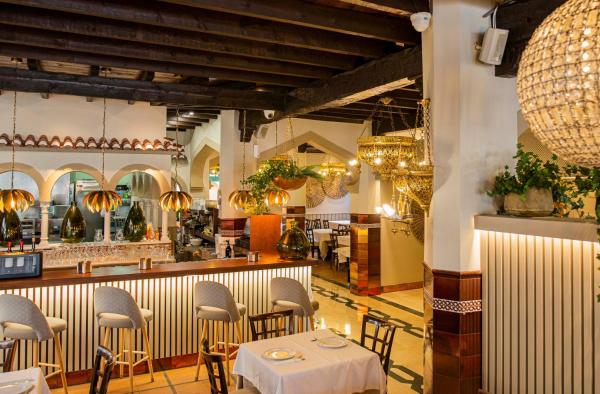 Un restaurante o lugar para comer en el Hotel Casablanca
