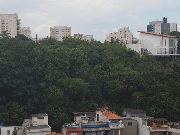 un grupo de edificios en la cima de una colina con árboles en ACBH - Adega Café Brasil Hospedagem, en São Paulo