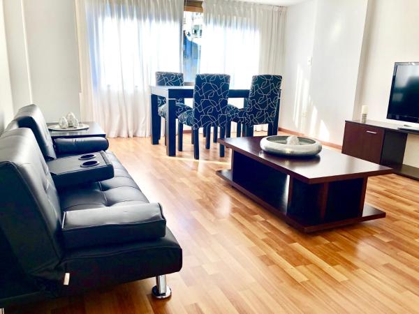 sala de estar con sofá, mesa y sillas en Arce 755 - MODERN & BRIGHT - LAS CAÑITAS - BEST LOCATION en Buenos Aires