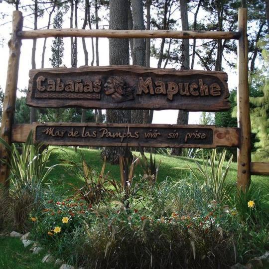 una señal para un parque con una señal para en Cabañas Mapuche en Mar de las Pampas