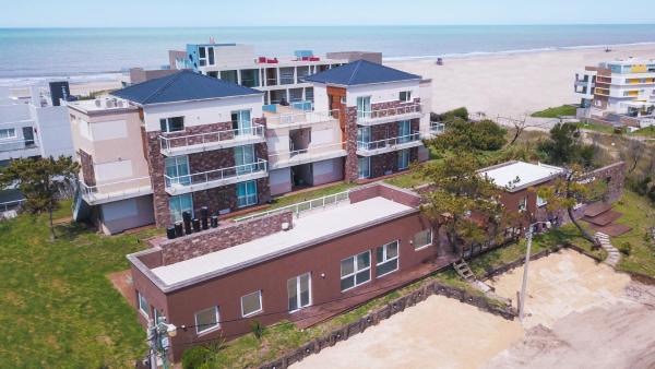 una vista aérea de un edificio situado junto a la playa en Punto Playa en Villa Gesell