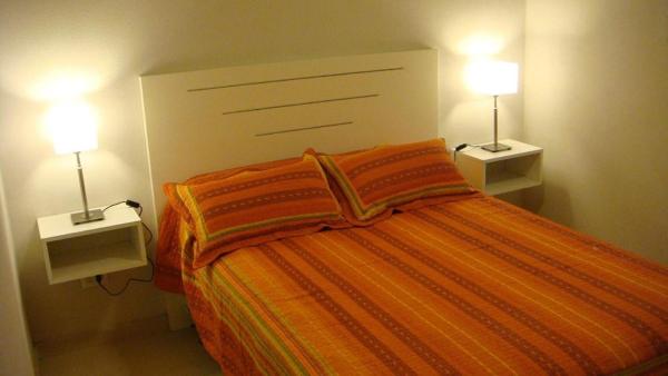 1 dormitorio con 1 cama con 2 lámparas en Pinamar Alquilo Depto A 150 Mts Del Mar en Pinamar