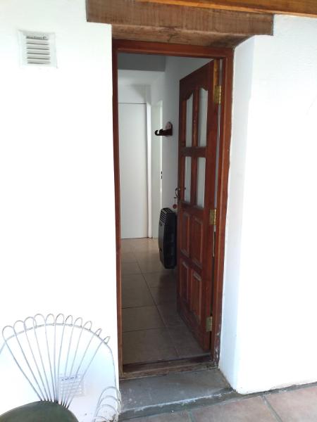 una puerta abierta a un pasillo con espejo en Departamento Loma Hermosa, en Santa Rosa de Calamuchita