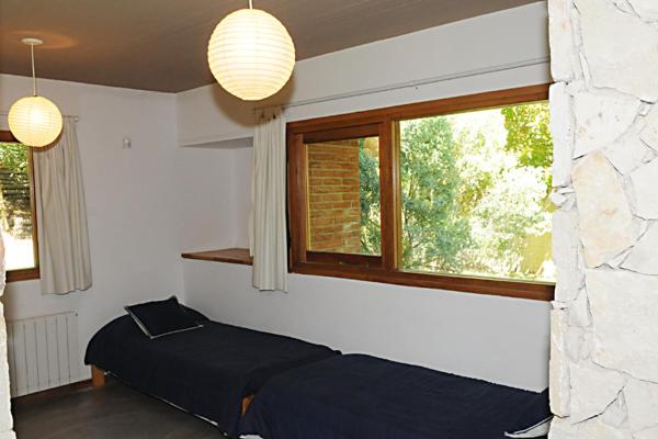 1 dormitorio con cama y ventana en Cabañas San Dionisio en Mar de las Pampas