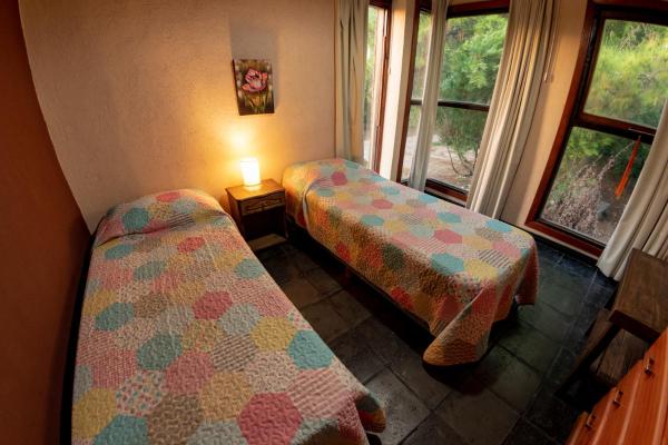Una cama o camas en una habitación de Cabañas Marjumi