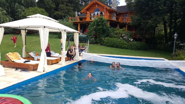 un grupo de personas en una piscina en Rotui Cabaña Exclusiva La Juanita en San Martín de los Andes