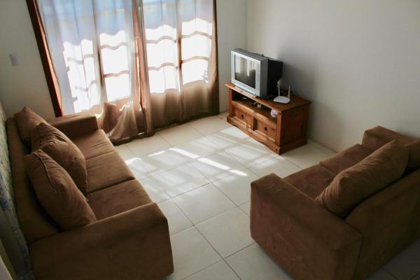 sala de estar con 2 sofás y TV en SOBRADO COM PISCINA EM MARISCAL Rutilio N 350, en Bombinhas