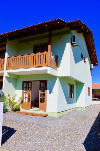 Casa azul y blanca con balcón en SOBRADO COM PISCINA EM MARISCAL Rutilio N 350, en Bombinhas