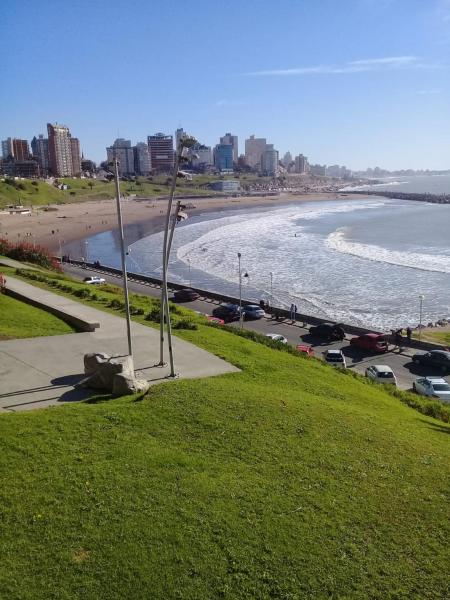 una vista de una playa con coches aparcados en la arena en DESCANSO IDEAL II CABO CORRIENTES en Mar del Plata