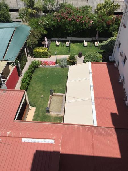 una vista aérea de un patio con sillas y un jardín en el Hotel Cervantes, en Mendoza