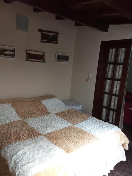 1 dormitorio con 1 cama con manta a cuadros en Departamento en Salta