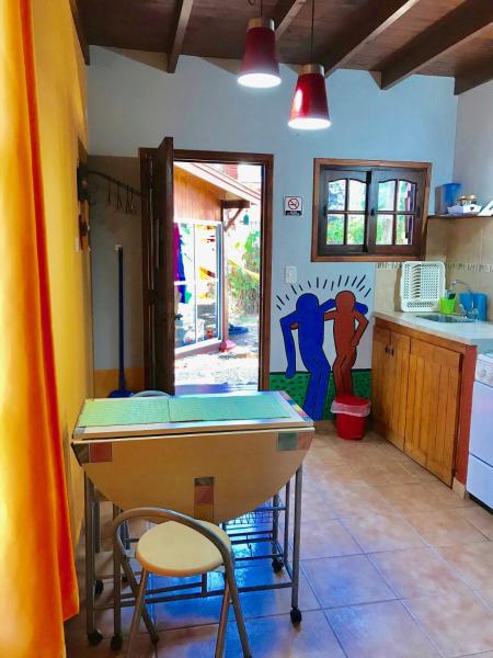 Habitación con mesa de ping pong en la cocina en B&B Mi Casa Es Tu Casa, en Mar Azul
