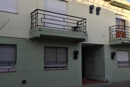 un edificio con 2 balcones y un patio. en Dpto Low Cost Terraza Alem Costanera en Gualeguaychú