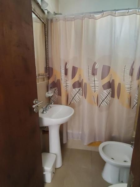y baño con lavabo, aseo y cortina de ducha. en Dpto comodo, luminoso y con una hermosa vista de Salta en Salta