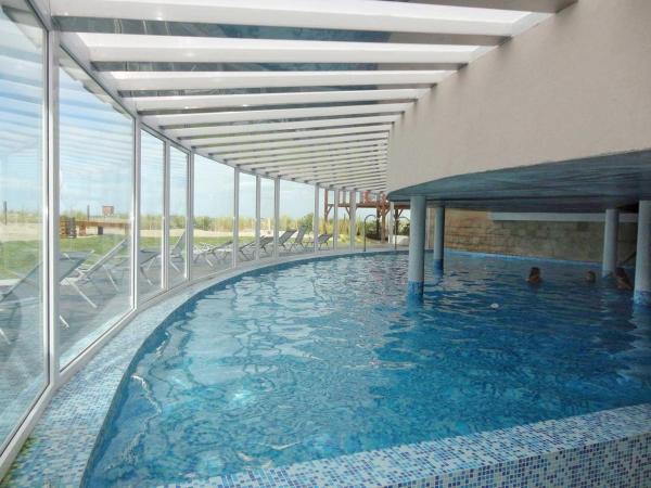 una gran piscina con sillas en un edificio en Linda Bay Premium Resort en Mar de las Pampas