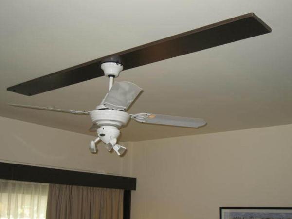 un ventilador de techo en el techo de una habitación en Córdoba Suites Recoleta en Buenos Aires