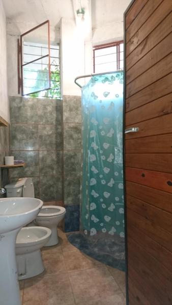 baño con 2 aseos y puerta de ducha acristalada en Scenario Yguazu en Puerto Iguazú