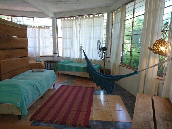 1 dormitorio con hamaca en una habitación con ventanas en Scenario Yguazu en Puerto Iguazú