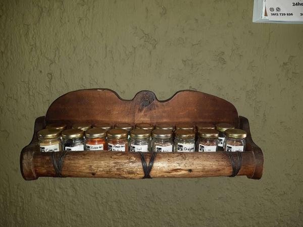un montón de tarros de miel en un estante de madera en Casa amplia en Godoy Cruz en Mendoza
