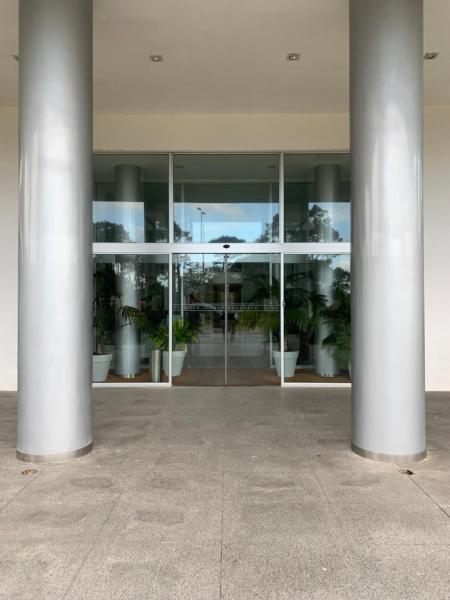 un edificio de oficinas vacío con columnas y macetas en Bellagio 1401, en Punta del Este