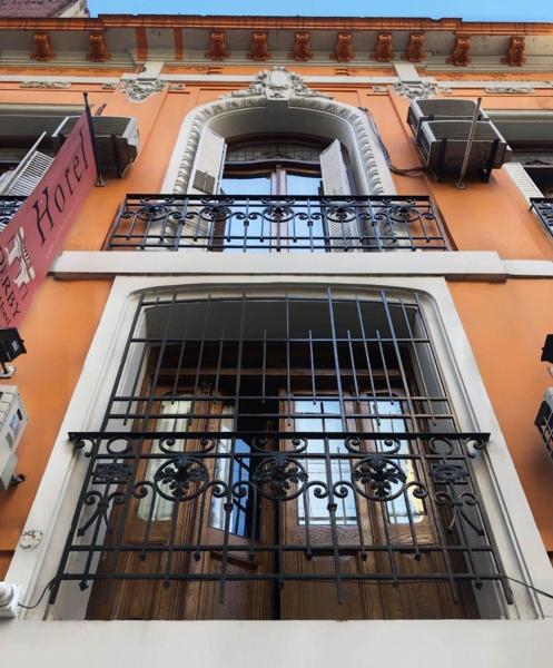 una entrada a un edificio con puerta de hierro en Derby Home Hotel en Buenos Aires