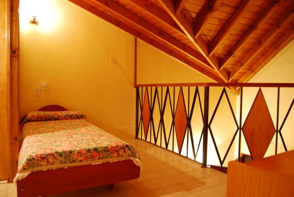 1 dormitorio con 1 cama y balcón en Sol del Sur Gesell en Villa Gesell