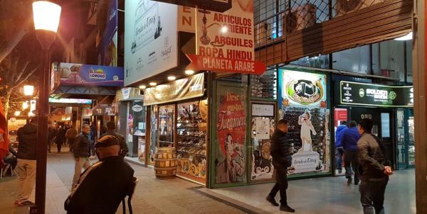 un grupo de personas caminando por una calle por la noche en Cozy III Loft en pleno Centro de Mendoza en Mendoza