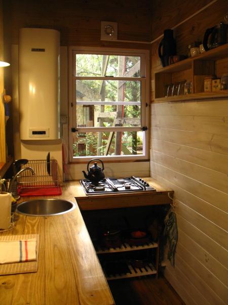 cocina con encimera, fregadero y ventana en Cabaña Junco en Mar de las Pampas