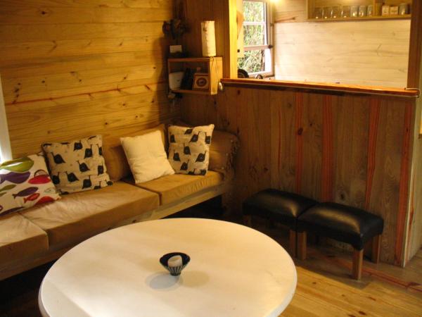 sala de estar con sofá y mesa en Cabaña Junco en Mar de las Pampas